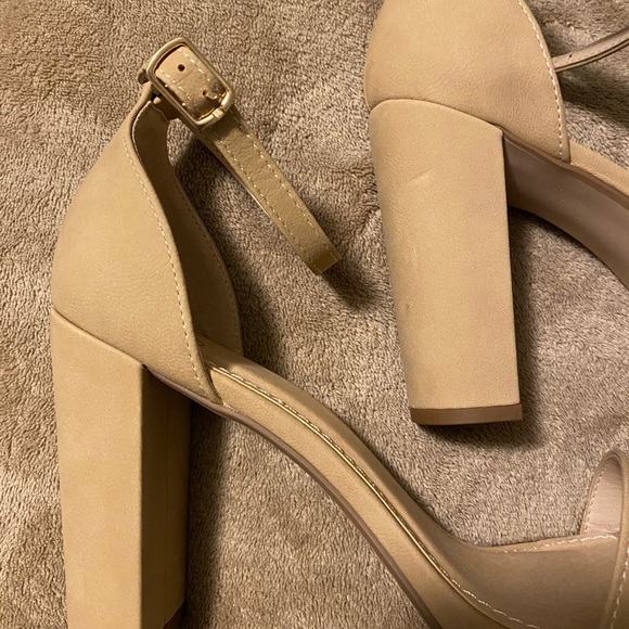 Beige heels - Picture 3 of 5